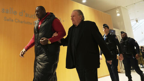 ژرار دوپاردیو در حال ورود به دادگاه برای دادرسی به اتهام تعرض جنسی به دو زن در صحنه فیلمبرداری در سال ۲۰۲۱، پاریس، ۲۷ مارس ۲۰۲۵