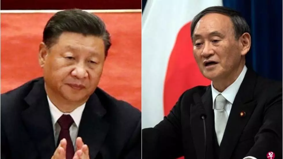 组合图:中国国家主席习近平与日本首相菅义伟