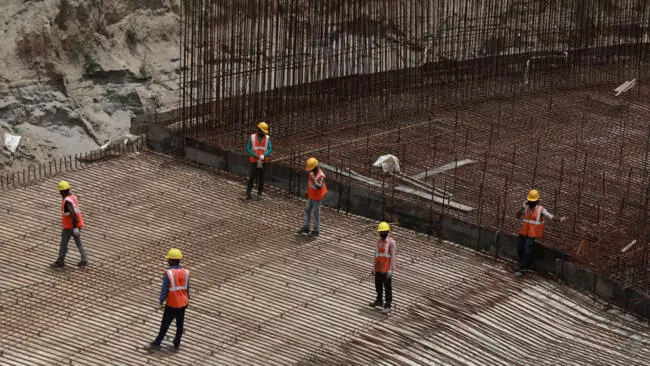 Las obras de construcción retoman poco a poco en India al levantarse progresivamente las medidas de cuarentena. Aquí en Nueva Delhi, el 11 de mayo de 2020.