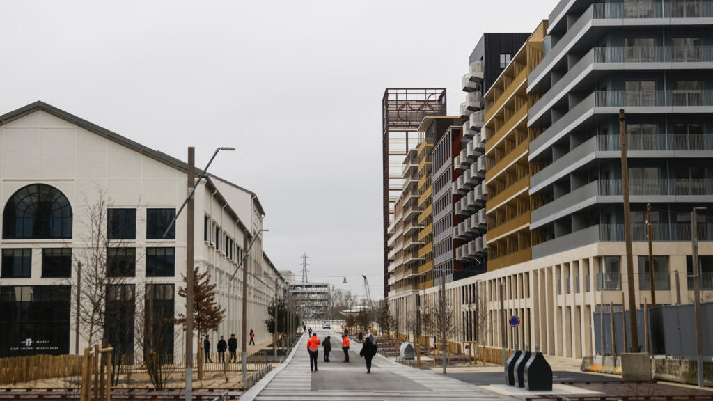 Esta fotografía tirada em 29 de fevereiro de 2024 mostra uma vista dos edifícios da Vila Olímpica de Paris 2024, no dia da inauguração. Em Saint-Denis, ao norte de Paris. (Foto de Ludovic MARIN / POOL / AFP)
