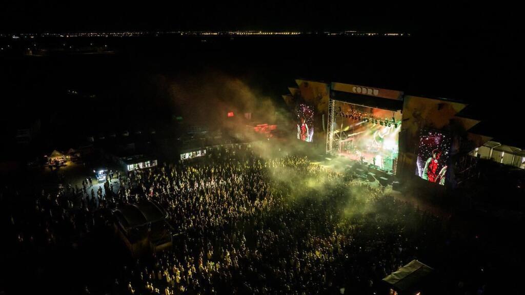 Ca în fiecare an, Codru Festival promite să fie o experiență multiculturală vibrantă. Programul cuprinde trei scene principale, concerte, DJ set-uri, zeci de ore de muzică live, instalații artistice, performance-uri și zone special amenajate pentru copii.