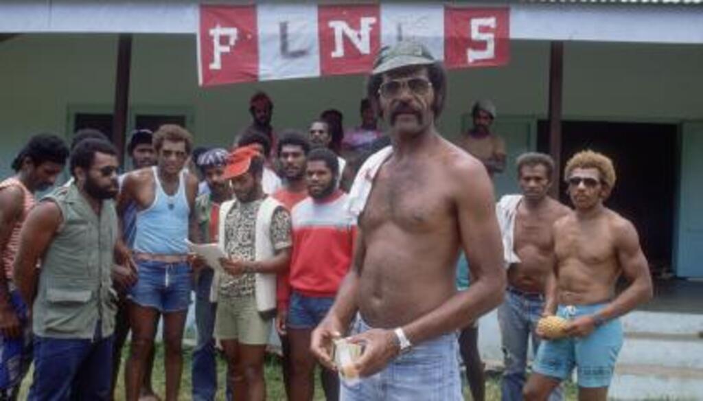 Eloi Machoro pendant le blocus de la commune de Thio en 1984, entouré de ses compagnons.