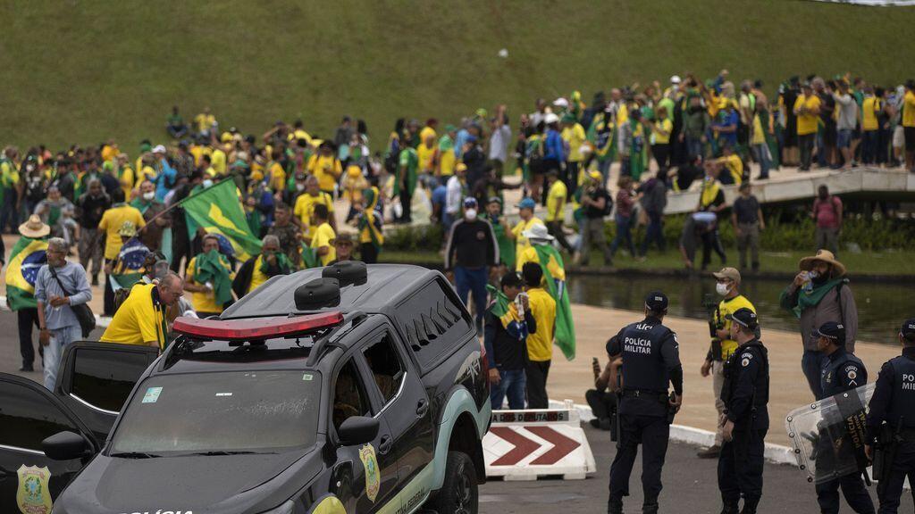 Em imagem de 8 de janeiro, golpistas invadem prédios públicos na praça dos Três Poderes, em Brasília.