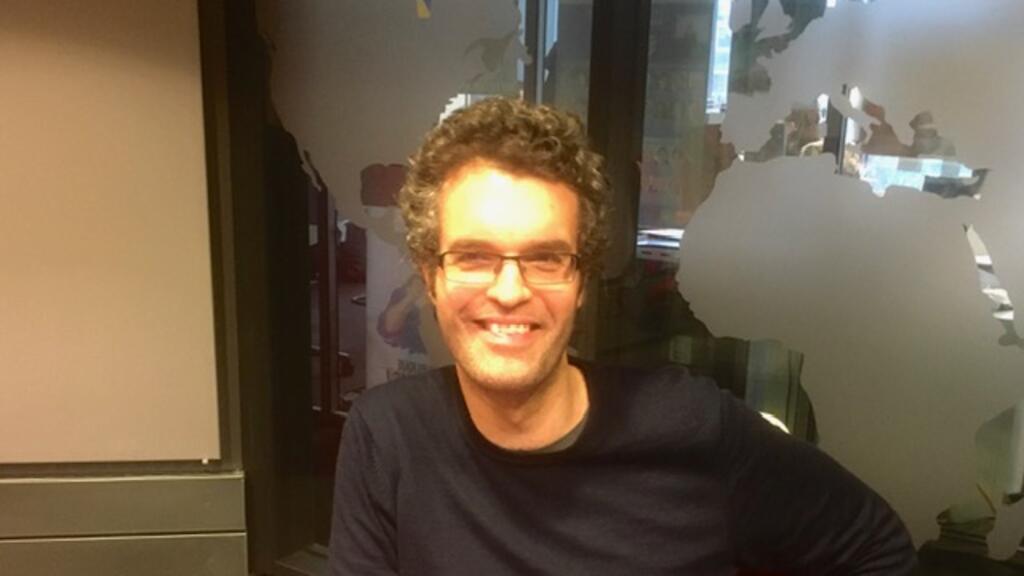 L'écrivain français Hugo Boris en studio à RFI (février 2020).
