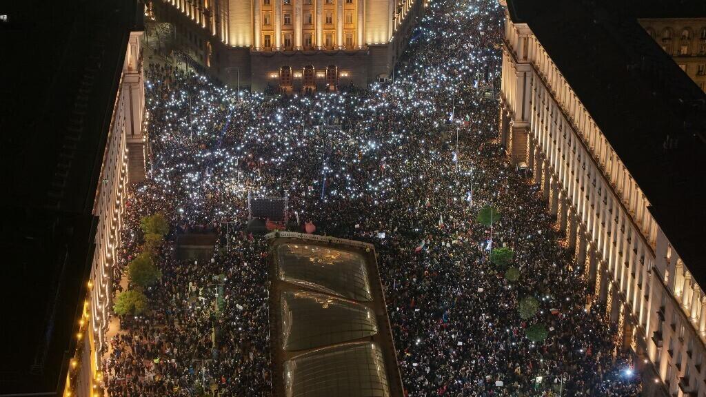 À la Une: en Bulgarie, la colère de la rue fait tomber le gouvernement