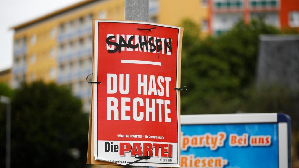 Une affiche électorale du parti Die Partei (parti satirique) à Chemnitz, le 12 août 2019. On peut y lire: «La Saxe, vous avez des droits», un jeu de mots qui signifie que la Saxe a des activistes de droite. (Image d'illustration)