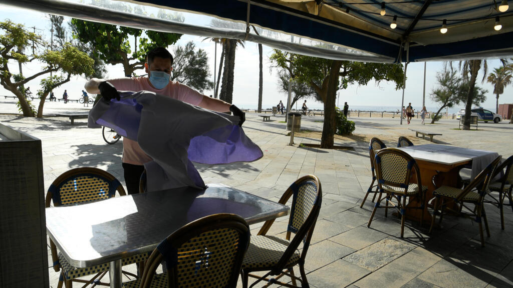 A Catalunha reabre cafés e restaurantes, fechados para combater a segunda onda da Covid, e o governo espanhol prepara campanha nacional de vacinação.