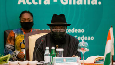 La Cédéao se réunit en sommet le 7 novembre 2021 sur la situation au Mali et en Guinée. Sur la photo, l'ancien président nigérian Goodluck Jonathan, médiateur pour le Mali, lors du sommet de la Cédéao à Accra, le 30 mai 2021.