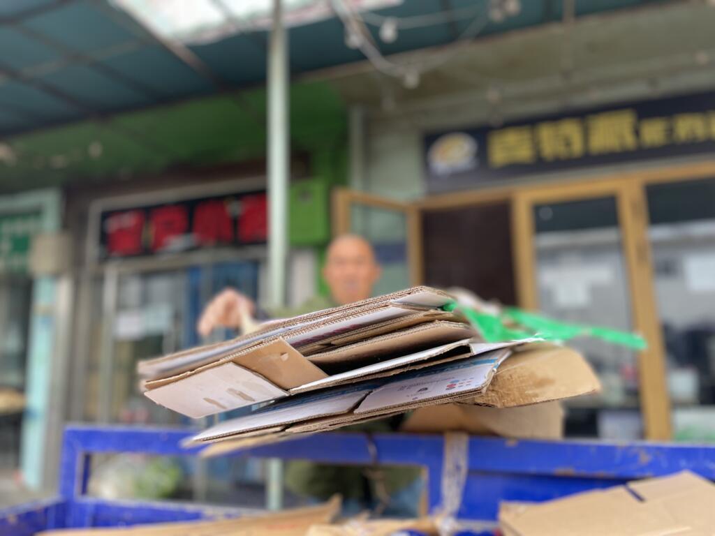 Les « collecteurs de déchets » ramassent les cartons, les plastiques et les métaux rejetés par la ville. Faute de pension suffisante, certains continuent de travailler après l’âge de la retraite.