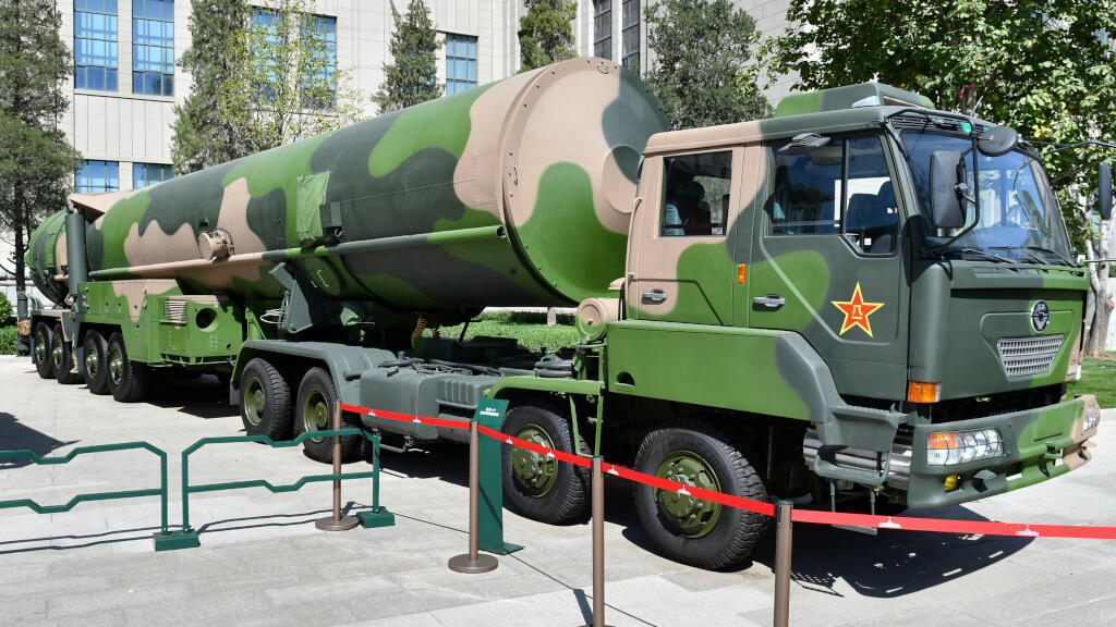 Le lanceur de missiles nucléaires Dongfeng-31 (DF31) exposé au Musée militaire révolutionnaire du peuple chinois, une exposition thématique commémorant le 90ᵉ anniversaire de la fondation de l'Armée populaire de libération de la Chine.