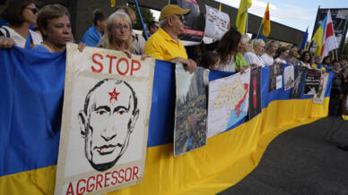 À Rome, des dizaines de manifestants devant l'ambassade russe en Italie, le 10 octobre 2022.