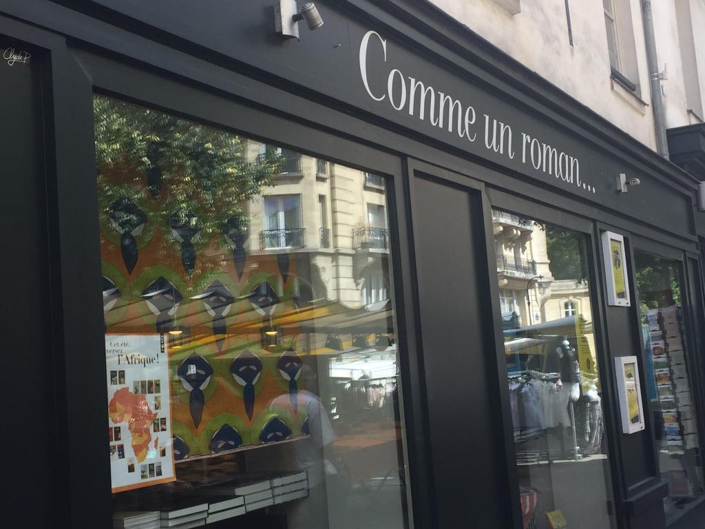 Devanture de la librairie Comme un roman à Paris