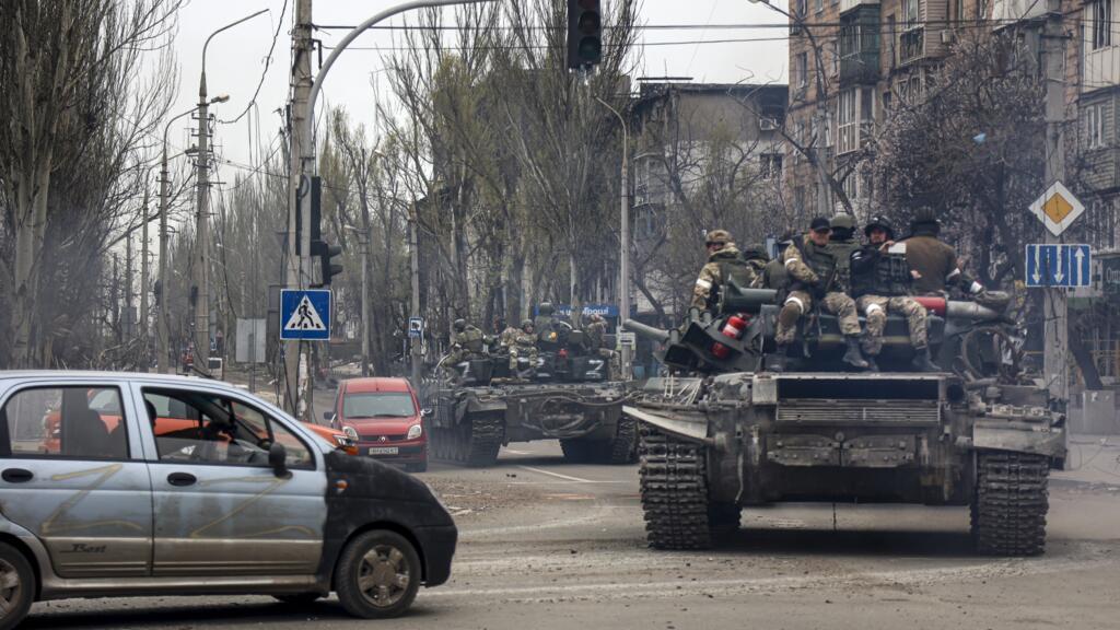 Des chars russes roulent le long d'une rue dans une zone contrôlée par les forces séparatistes soutenues par la Russie à Marioupol, en Ukraine, samedi 23 avril 2022. (Image d'illustration)