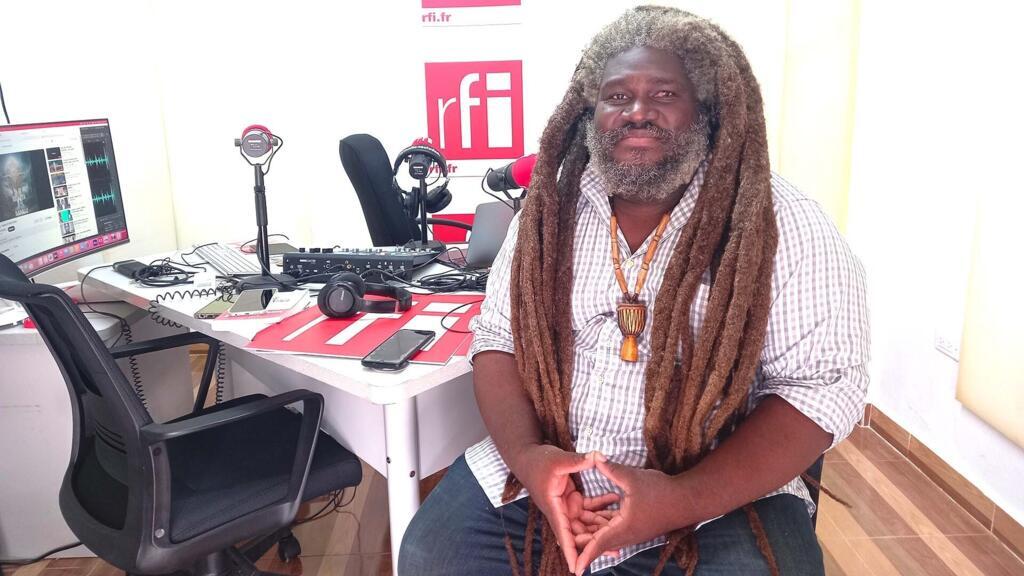 Zikiki, batteur-chanteur du groupe Yizra’El au studio de Koze Kilti.