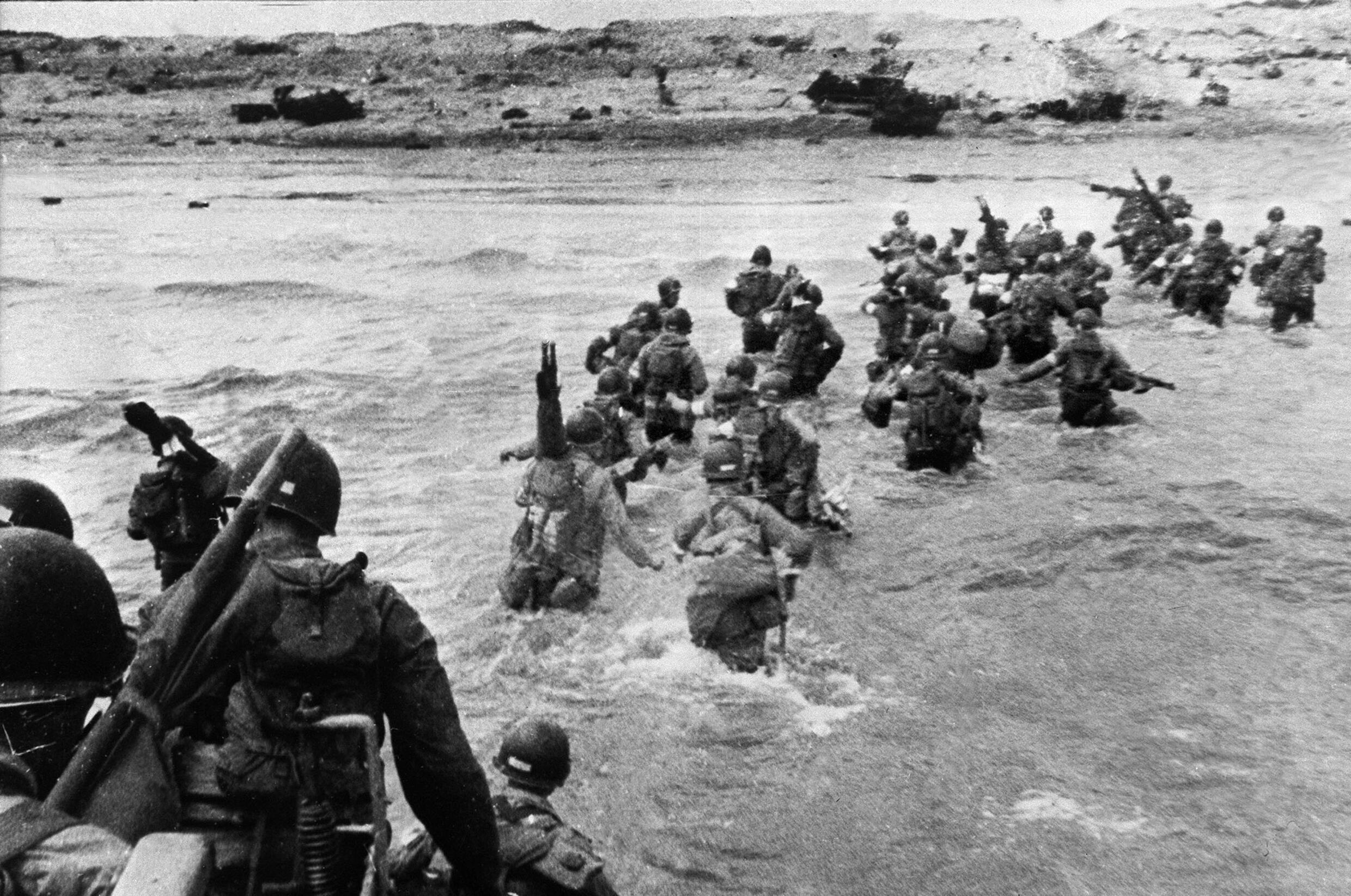 Las tropas estadounidenses desembarcan en las playas de Normandía, en el noroeste de Francia, como refuerzo en el Día-D de la Segunda Guerra Mundial, el 6 de junio de 1944