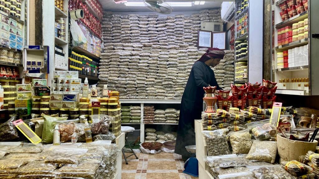 Souk de Mascate à Oman marchand d’encens.