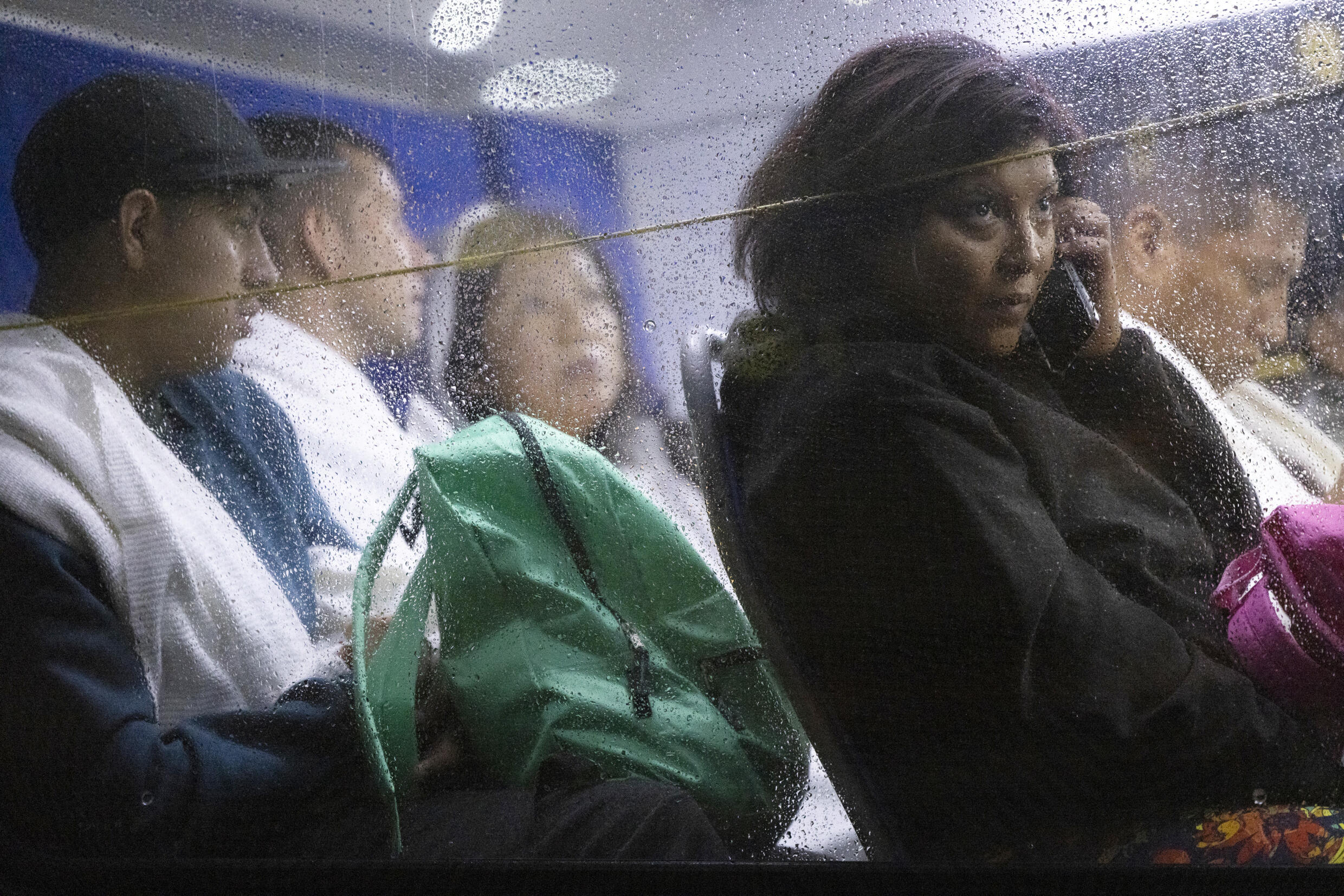 Unos 86 inmigrantes provenientes de Texas llegan a Filadelfia, Pensilvania, el 16 de diciembre de 2022