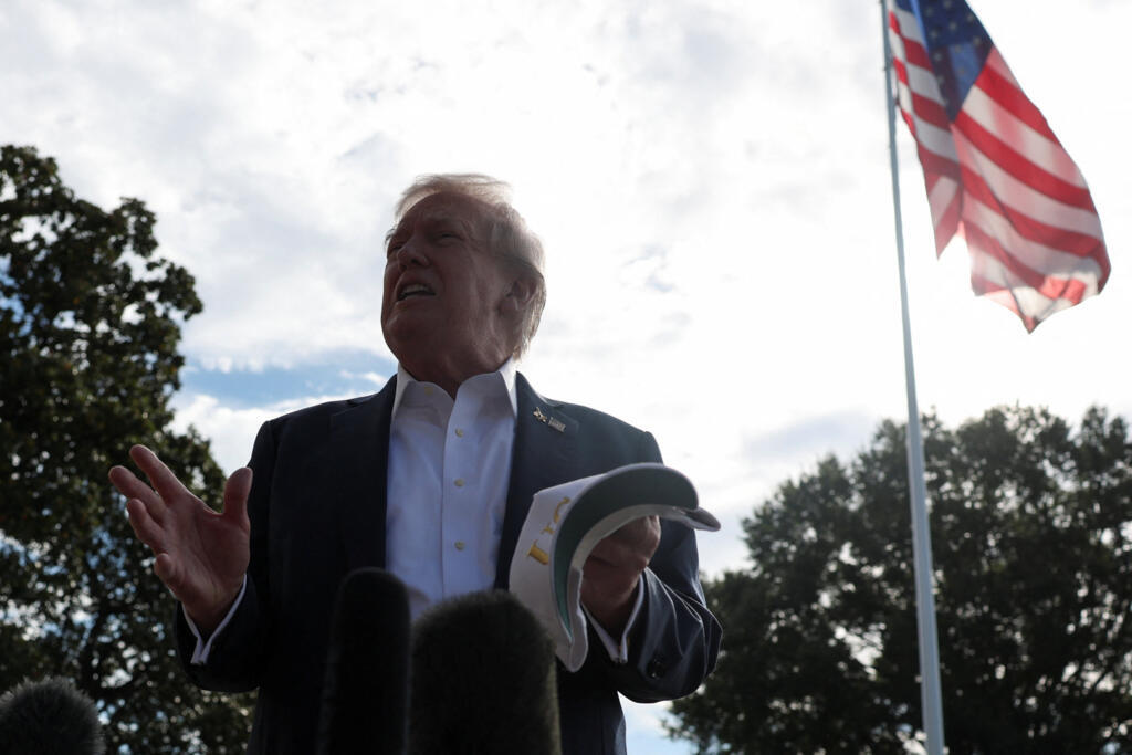 Le président américain Donald Trump s'adresse aux médias avant de partir pour New York afin d'assister au tournoi de golf de la Ryder Cup, depuis la Maison Blanche à Washington, aux États-Unis, le 26 septembre 2025.