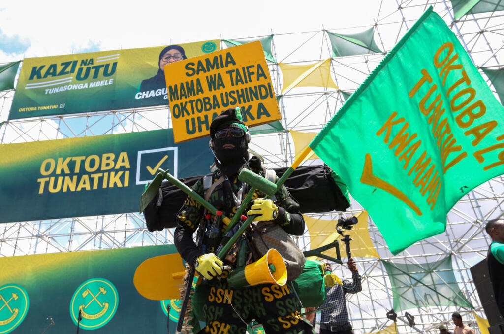 Wafuasi wa Rais wa Tanzania Samia Suluhu Hassan wa Chama tawala cha CCM wakihudhuria mkutano wa kampeni jijini Dar Es Salaam.