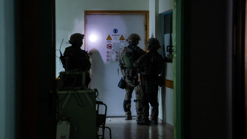 Des soldats de l'armée d'Israël en opération à l'hôpital al-Chifa, à Gaza, le 15 novembre 2023.