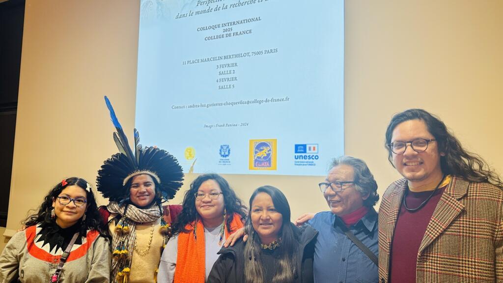 O Collège de France recebeu doutorandos indígenas brasileiros para o simpósio intitulado “Ciências Vivas: Perspectivas Indígenas no Mundo da Pesquisa e das Artes” nos dias 3 e 4 de fevereiro de 2025.