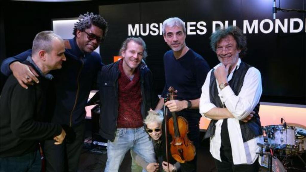 Photo de famille à RFI.