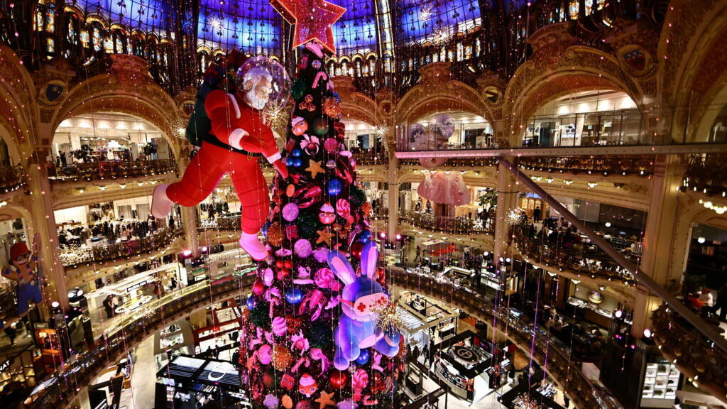 Decoração de Natal das Galerias Lafayette continuam a atrair clientes, mas turistas chineses fazem falta.