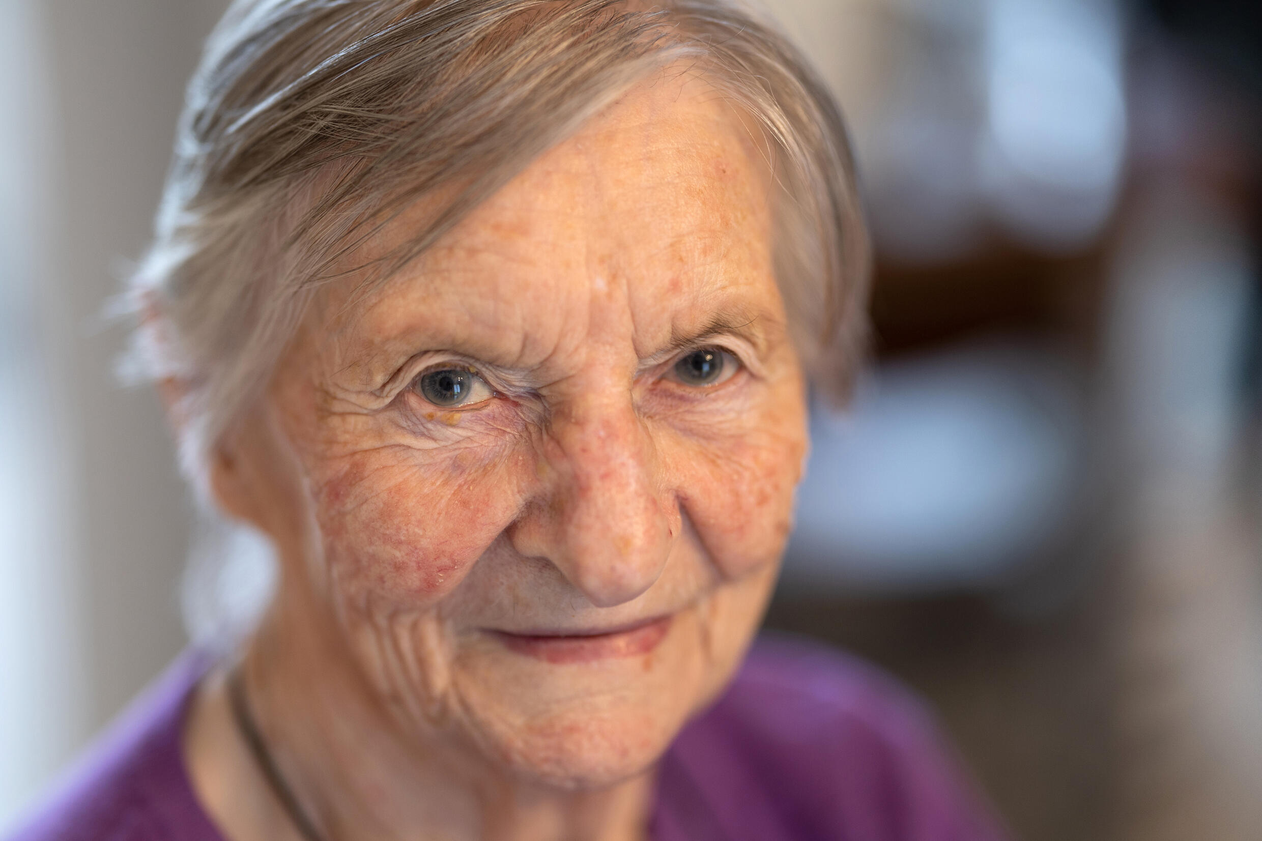 Jeanne Tournellec, fotografiada en Locmaria-Plouzane, en Francia, el 14 de marzo de 2024, 80 años después de que su hermana, Catherine Tournellec, fuera violada y su padre, Eugene, asesinado el 20 de agosto de 1944 por el soldado de EEUU William Mack