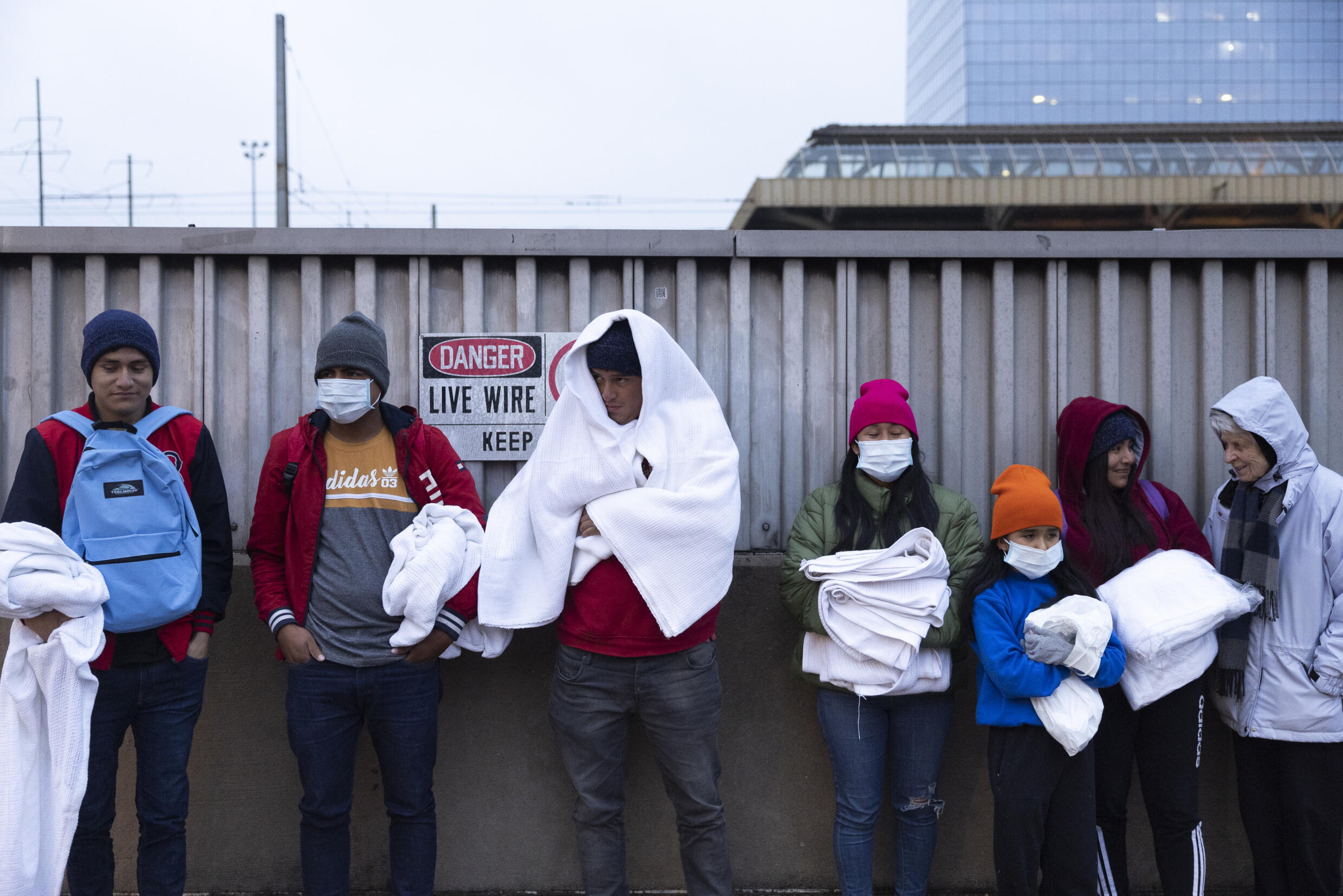 Inmigrantes arribados a Filadelfia, Pensilvania, provenientes de Texas, el 16 de diciembre de 2022