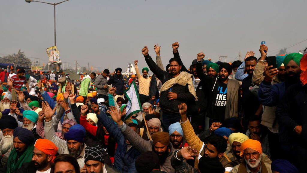 Des agriculteurs indiens maintiennent leur siège aux portes de la capitale New Delhi pendant la journée de grève nationale, le 8 décembre 2020.