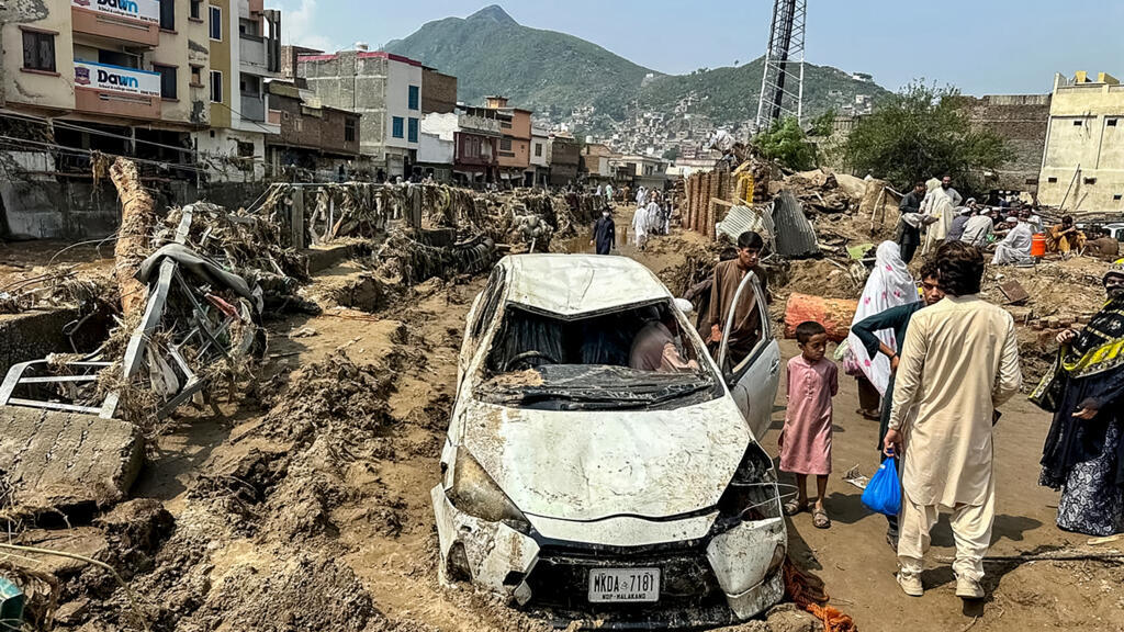 بارانهای سیلآسای موسمی در شمال پاکستان طی ۴۸ ساعت گذشته دستکم ۳۲۰ قربانی گرفتند.