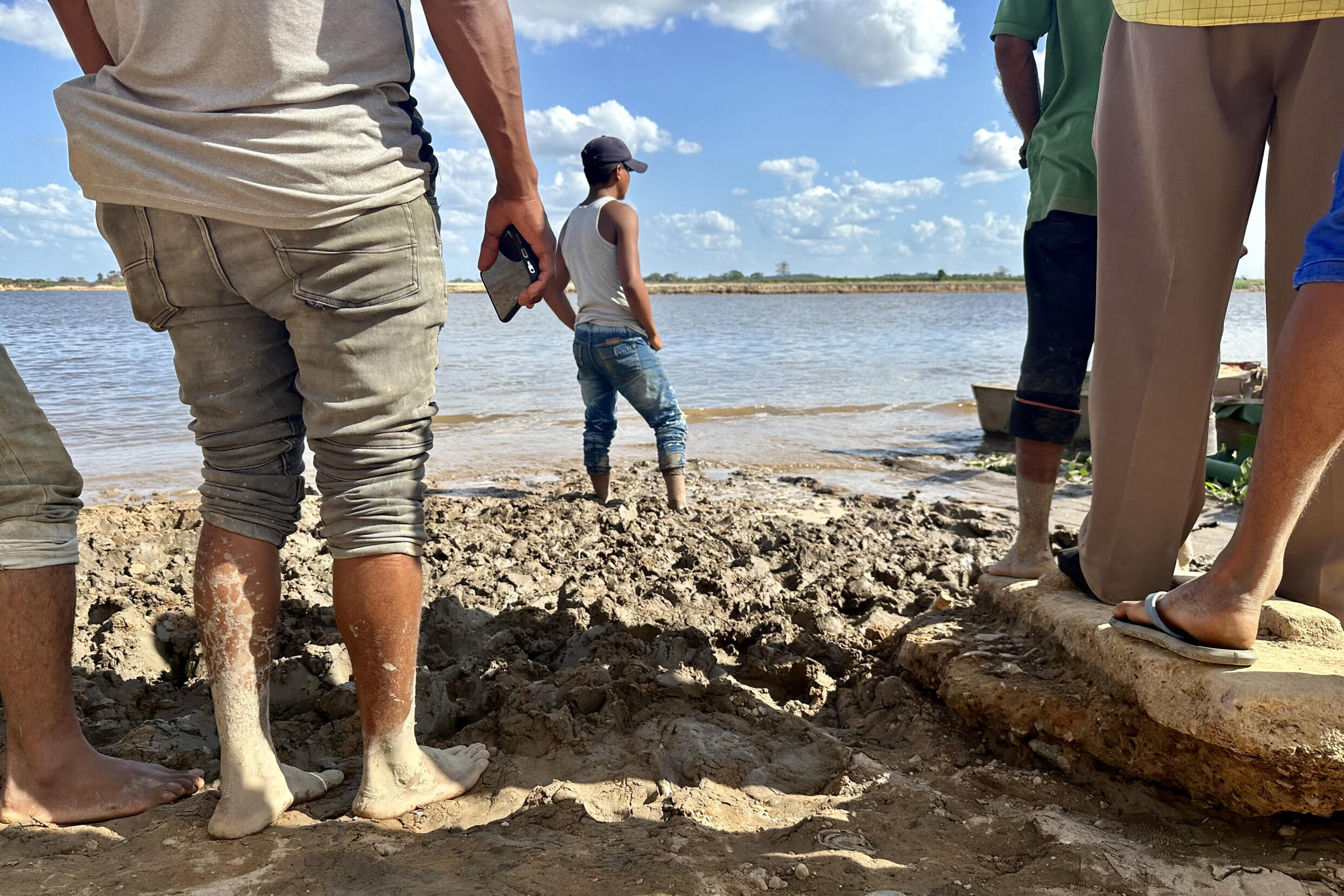 Los familiares de las víctimas del accidente en 'Bulla Loca' esperan en Puerto Guacara a que lleguen los cuerpos trasladados por embarcaciones