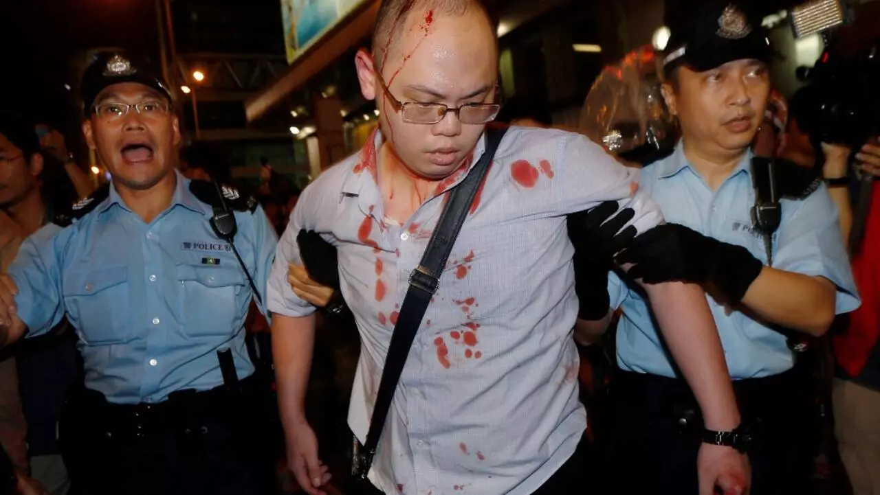 苹果日报 国安策划黑社会出手袭击旺角占中阵地