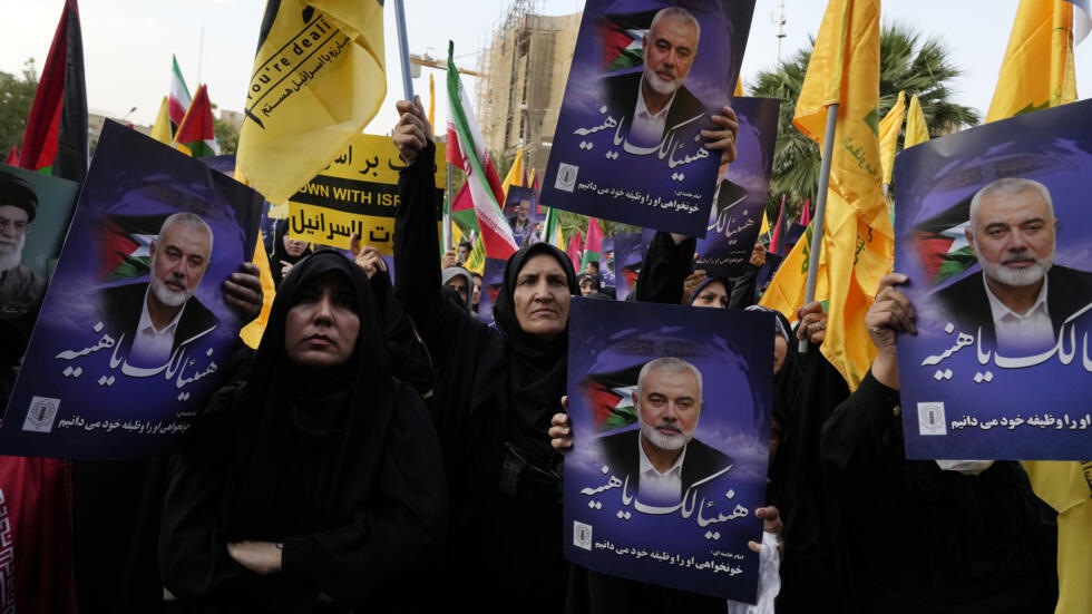 Protestatarii iranieni  la o demonstrație pentru a condamna uciderea liderului Hamas, Ismail Haniyeh, 31 iulie 2024, Teheran