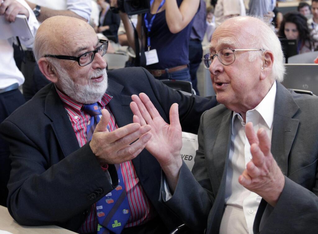 O belga François Englert e o britânico Peter Higgs, que ao lado do americano Robert Brout teorizaram o campo de Higgs nos anos 1960 comemoram o Nobel de Física, em 2013. O prêmio foi concedido após a descoberta da partícuia, em 2012.