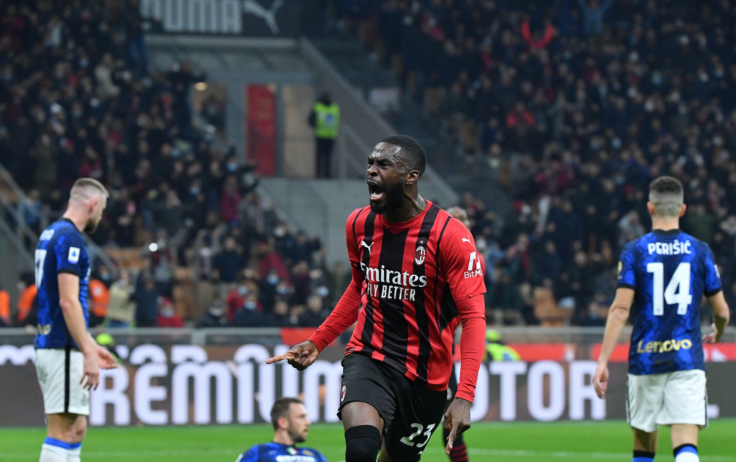 Il difensore britannico dell'AC Milan Fijo Domori è stato felice di vedere il gol casalingo del difensore olandese dell'Inter Stephen de Vrijin nel derby della dodicesima giornata della partita di Serie A il 7 novembre 2021 allo stadio di San Siro.