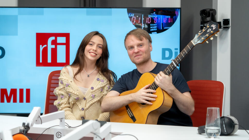 Francesca Hojda și Dan Healy, împreună în studioul emisiunii RFI360, cântând muzica proiectului ImStillFranci