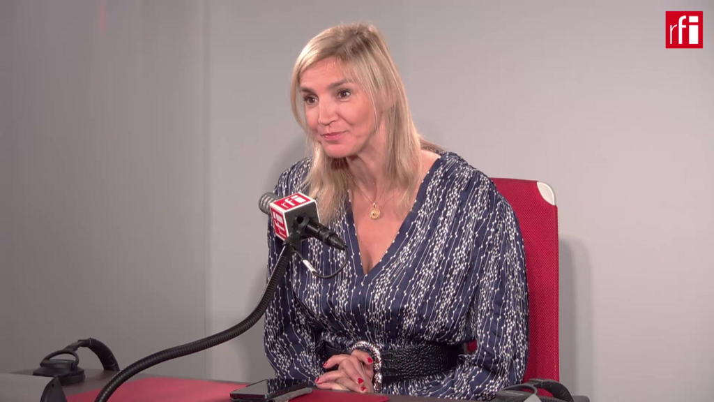 Agnès Evren, députée européenne, conseillère de Paris et vice-présidente des Républicains, dans le studio de RFI, le 17 juin 2022.