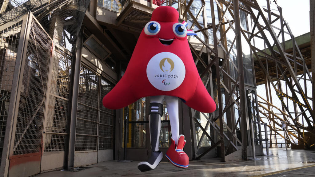 A mascote dos Jogos Paralímpicos de Paris é fotografada na Torre Eiffel. Imagem de 28 de novembro de 2022.