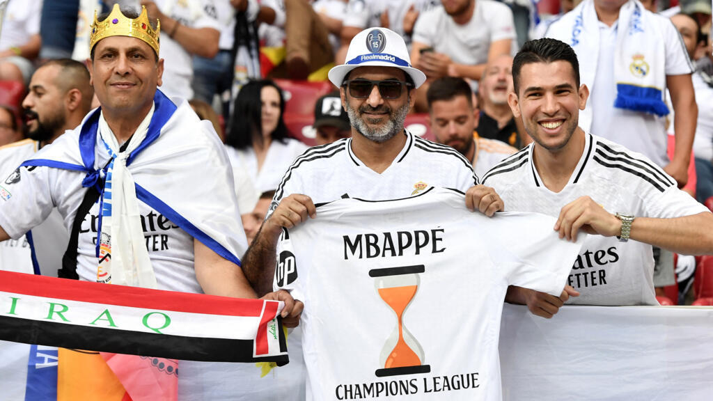 Des fans du Real Madrid avec un t-shirt en soutien à Kylian Mbappé, le 14 août 2024.