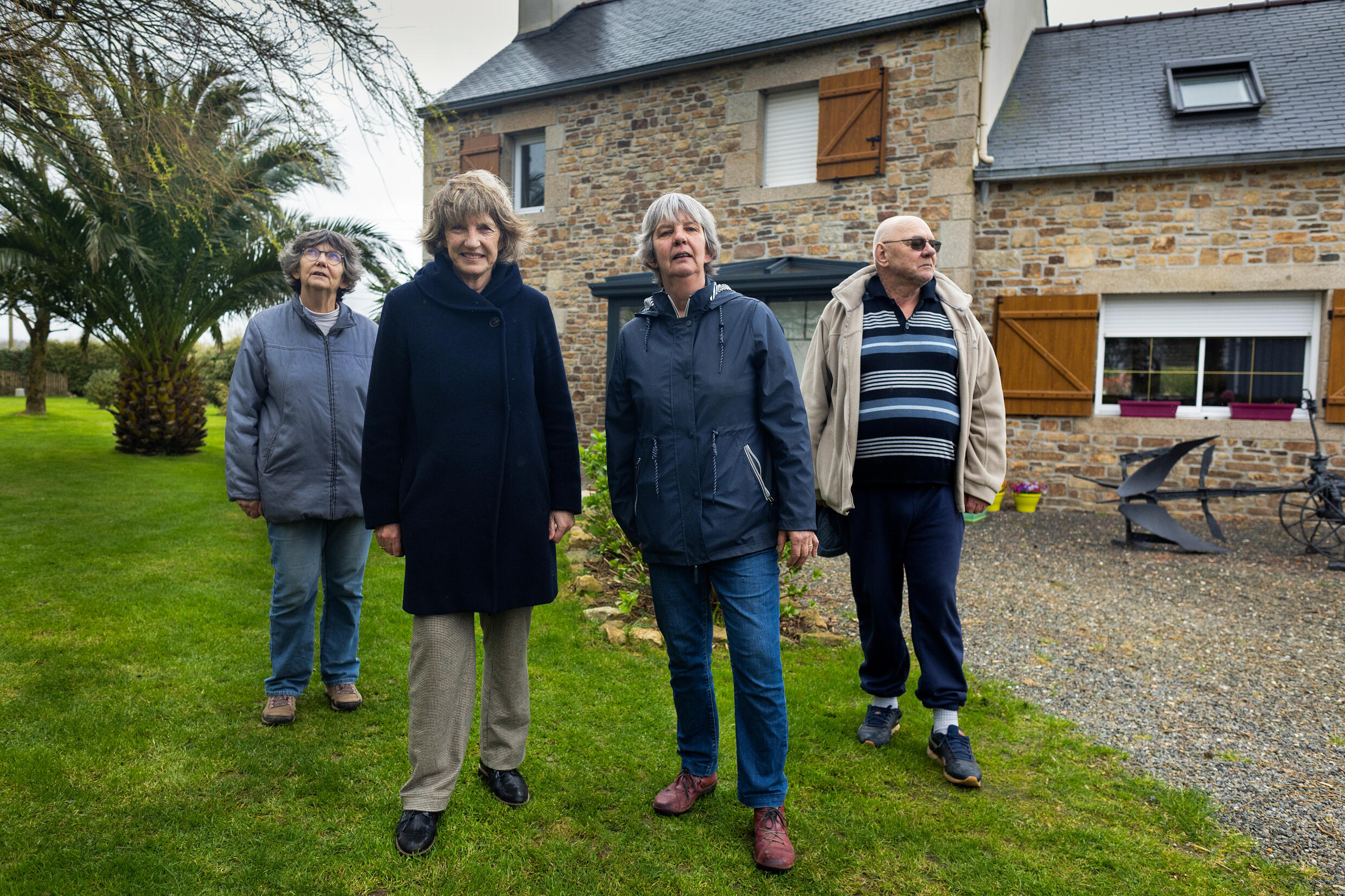 Michele, Marie-Annick, Jeanine y Jean-Pierre Salaun, el 14 de marzo de 2024 en la casa en Le Drennec, Francia, donde su madre, Catherine Tournellec, fue violada y su padre, Eugene, asesinado el 20 de agosto de 1944 por el soldado de EEUU William Mack