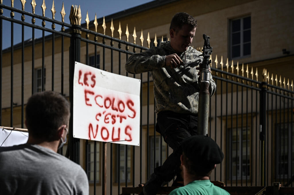 


Agricultores alegam que "os ecologistas somos nós", e protestam contra o que consideram um exagero de regulamentação ambiental na Europa. (Foto: manifestação em Mont-de-Marsan, na França, em 30 de março de 2021).