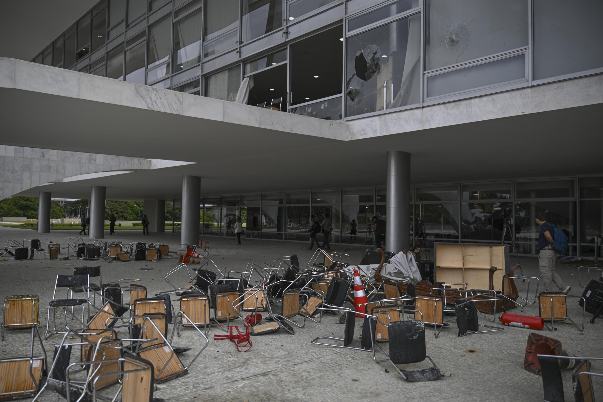 Vista parcial de una de las entradas del Palacio Presidencial de Planalto destruido por partidarios del expresidente ultraderechista brasileño Jair Bolsonaro durante un asalto el 9 de enero de 2023 en Brasilia