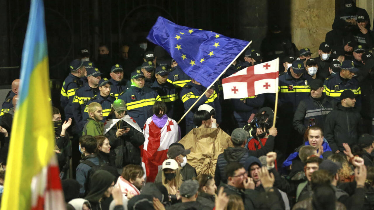 Géorgie: le gouvernement poursuit son offensive anti-européenne et accuse des diplomates d'ingérence