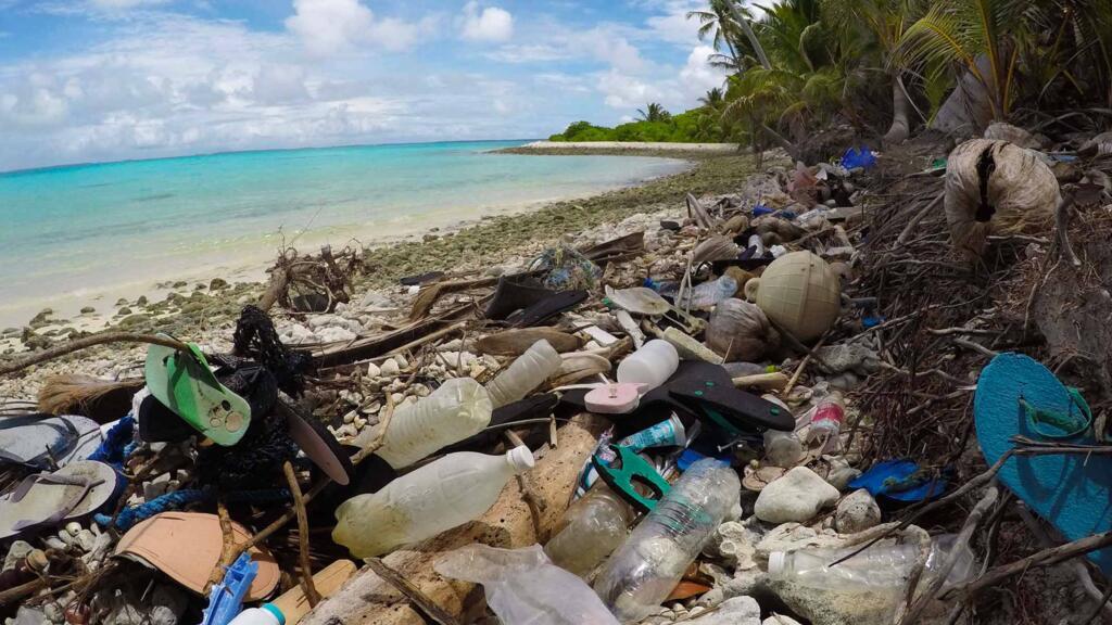 Débris  chariés par l'océan sur une plage des îles Cocos. (Illustration)