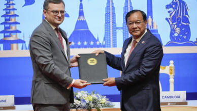 Ngoại trưởng Ukraina Dmytro Kuleba (T) và đồng nhiệm Cam Bốt Prak Sokhonn tại Phnom Penh, Cam Bốt ngày 10/11/2022.