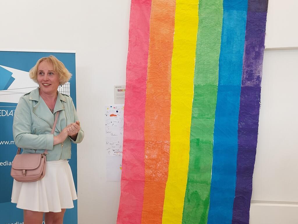 Un drapeau arc-en-ciel a été réalisé par les habitants de la commune de Tilloy-Lez-Marchiennes.