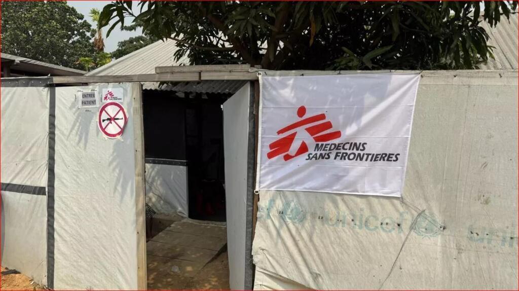 Entrée du centre de traitement du choléra de MSF à Pakadjuma, Kinshasa, RDC, le 18 juillet 2025.
