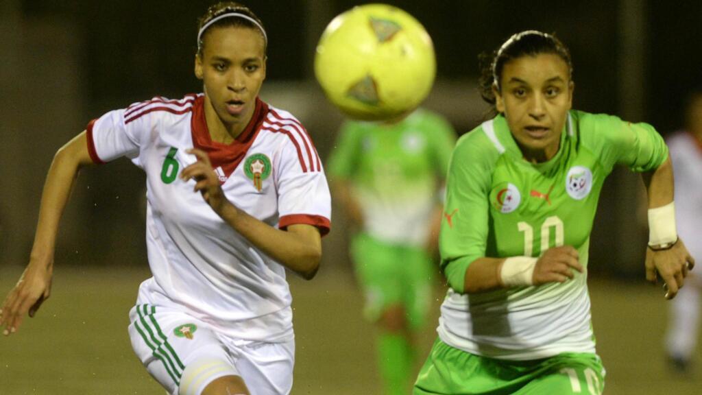 Khadija Benhaddou à gauche, millieu de terrain de l'équipe du Maroc féminine de football lors d'un match contre l'équipe algérienne en 2014. (Photo d'illustration)