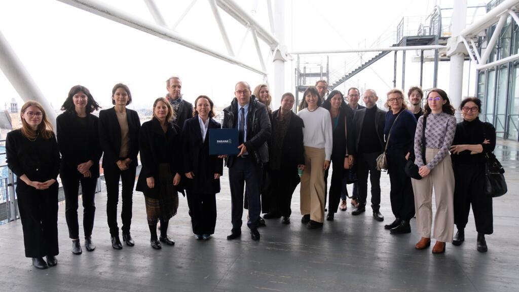 Equipes do Centro Georges Pompidou e da Secretaria de Estado da Cultura do Paraná. Em Paris, em 12 de março de 2025.
